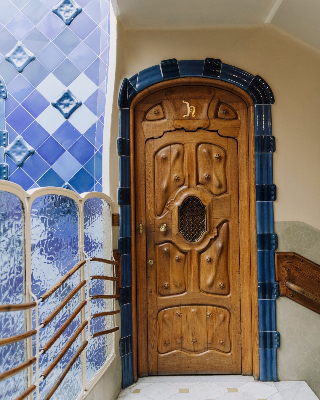 Casa Batlló - Gaudí, Barcelona - Aquest és el rebedor que ens acompanya fins a la planta principal de la Casa